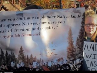 حمل پلاکارد بیانات خامنه‌ای در تظاهرات بومیان آمریکا _ عکس