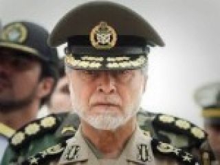 فرمانده کل ارتش: فکر نکنیم با خنده، امریکا با ما کنار می‌آید / به گرگ نباید دل بست