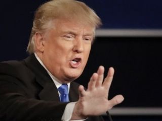 ترامپ گروهی را که در جشن پیروزیش سلام نازی داده بودند محکوم کرد