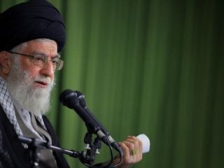 انتقاد رهبر جمهوری اسلامی ایران از مذاکرات هسته‌ای: عجله کردیم