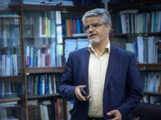 «پایان تجمع» در برابر خانه نماینده تهران پس از «ترک محل توسط ماموران»