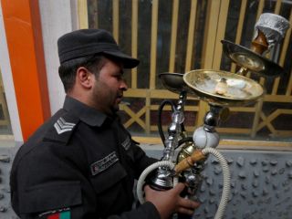 عملیات نیروهای پلیس افغان برای جمع آوری قلیان ها در کابل