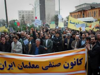 معلمان بازنشسته: حقوق ما یک میلیون؛ خط فقر سه میلیون.