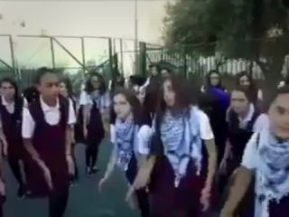 رقص و پایکوبی دختران فلسطینی در مدرسه شان