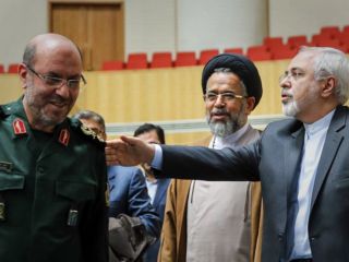 واکنش ظریف به سخنان ترزا می: خانمی را آورده‌اند که بگوید امنیت شما را تأمین می‌کنیم