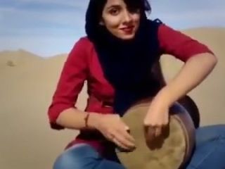 تنبک زدن دختر جوان  ایرانی در صحرا