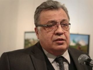 سفیر روسیه در آنکارا به ضرب گلوله یک ضارب بیست و دو ساله کشته شد