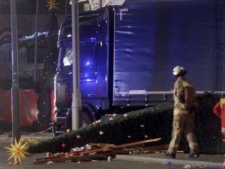 یک کامیون مردم را در بازار کریسمس برلین زیر گرفت