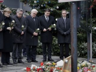 داعش مسئولیت حمله به بازارچه کریسمس برلین را پذیرفت؛ ادای احترام آلمانی‌ها به قربانیان