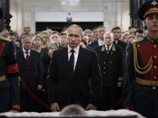 پوتین در مراسم بزرگداشت آندره کارلوف شرکت کرد