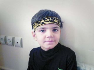 نیما پدر را در آغوش می‌گیرد