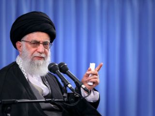 آیت‌الله خامنه‌ای: پیشرفت‌های علمی و صنعتی آمریکا نتیجه «اقتصاد مقاومتی» بوده است