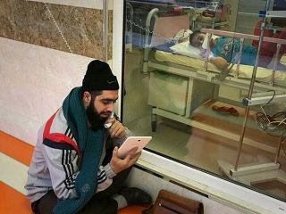 عکس روز : تصویر معلم ایرانی که مظهر مهر و امید نامیده شد