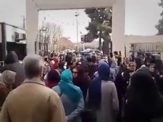 شعار فرهنگیان بازنشسته: یک اختلاس کم بشه حقوق ما حل میشه.سه شنبه ۲۸ دی