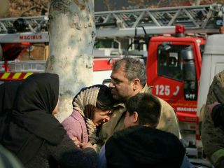 عکس روز : گریه‌های دختر در آغوش پدر قهرمانش