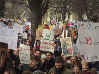 عکس روز : اعتراض علیه ترامپ به سبک ایرانی در سانفرانسیسکو!