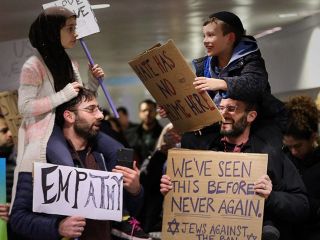 دو خانواده مسلمان و یهودی کنار هم در تظاهرات علیه فرمان ترامپ
