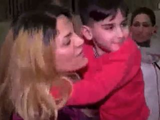 دیدار کودک ۵ ساله ایرانی آمریکایی که در فرودگاه دالس واشنگتن در بازداشت ماموران بود با مادرش