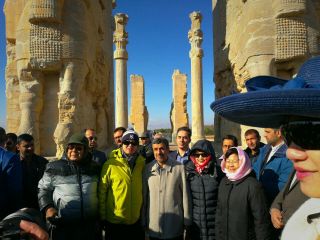 عکس یادگاری محمود احمدی‌نژاد با گردشگران خارجی در تخت جمشید