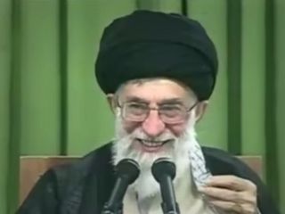 وقتی تلویزیون ایران صحنه خندیدن خامنه ای را سانسور می کند - ویدیو