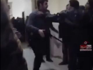 کتک زدن مردم ایران درصف مرزی پاسگاه گوربولاغ ترکیه در مقابل مرز بازرگان ایران - ویدیو