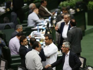 اصولگرایان مصوبه مجلس برای حقوق ۲۴ میلیون تومانی مدیران را «شرم‌آور» خواندند