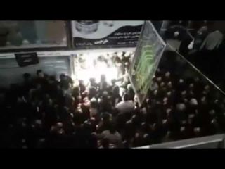 درگیری نیروی انتظامی با کسبه بازار امام رضا در مشهد - ویدیو