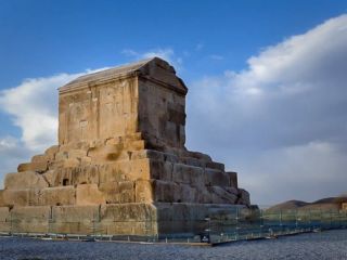 مقامات سازمان میراث فرهنگی دفن دو تن از شهدای گمنام را در حریم درجه دو پاسارگاد تایید کردند