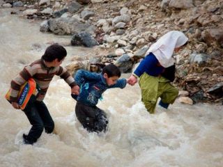 مسیرهای دشوارکودکان ایرانی برای رسیدن به مدرسه روستایی.