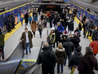 نوجوان نیویورکی برای نجات موبایلش در مترو جان باخت