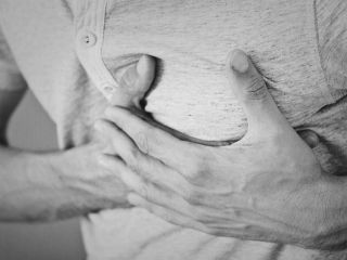 چه زمانی درد دست چپ با مشکل قلبی مرتبط است؟