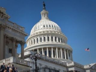 سناتور آمریکایی از تاخیر در بررسی طرح تحریم ایران خبر داد