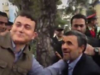 خوشحالی و ذوق احمدی نژاد پس از ثبت نام: مخلص پهلوون قدیم هم هستیم!/ یا علی پای درخت!