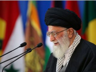 کشوری بر «لبه پرتگاه» و عدم پاسخگویی خامنه‌ای