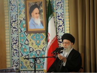 خامنه‌ای از «تلاش رسانه‌های دشمن برای خراب کردن انتخابات» خبر داد