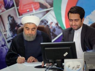 نتایج یک نظرسنجی انتخاباتی: روحانی اول، رئیسی سوم.