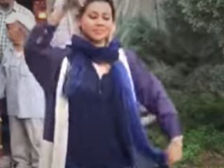 رقص دختر جوان در باغ گیاه‌شناسی تهران