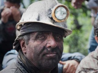 عکس روز : خودروهای لوکس و نجومی معدنچیان جان‌باخته