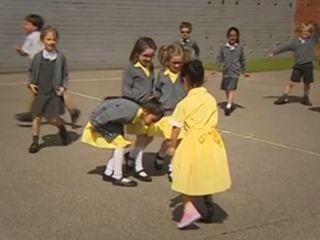 استقبال گرم همکلاسی‌ها از دختری با پای صورتی