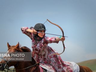 عکس روز : تیراندازی با کمان یک زن ایرانی در حین اسب سواری / جشنواره فرهنگی ورزشی عشایر آذربایجان شرقی