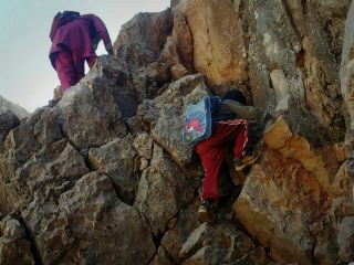 عکس روز : صخره نوردی یک خواهر و برادر دانش آموز برای رسیدن به مدرسه