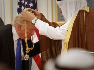 پادشاه سعودی عالی‌ترین مدال عربستان را به دونالد ترامپ اهدا کرد + ویدیو