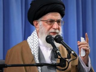 خامنه‌ای رهبران عربستان را «احمق» نامید