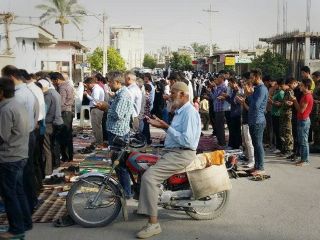 عکس روز : نماز عید فطر سوار بر موتور سیکلت در خشت شهرستان کازرون