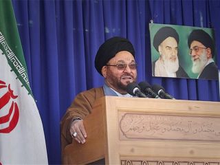 امام جمعه اصفهان:یک جاسوس آمریکایی گفته ما موفق شدیم چادر مشکی زن ایرانی را تبدیل به چادر توری کنیم