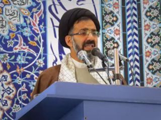 امام جمعه ساوه: شال سفید و مچ‌بند سبز و بنفش، نشان زنان بدکاره است