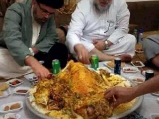 عکس روز : پلوخوری امام جمعه اهواز که میگفت مردم ایران اگر نان جو هم بخورند دست از مبارزه با آمریکا نمیکشند