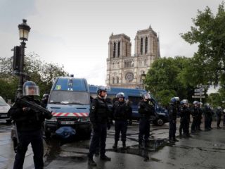 یک مهاجم در نزدیکی کلیسای نتردام پاریس به ضرب گلوله پلیس مجروح شد