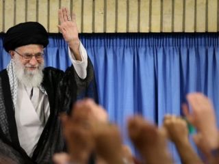 اعلام جنگ آیت الله خامنه‌ای به روحانی در میانه 'ترقه بازی'