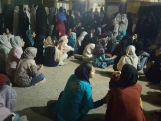 اعتراض دختران دانشجو در اهواز به «دانشجوپزی» در هوای ۵۰ درجه‌ای خوزستان + ویدیو